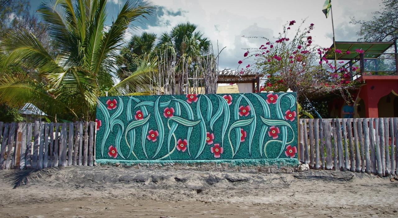 Katamah Beachfront Guesthouse เทรเชอร์ บีช ภายนอก รูปภาพ